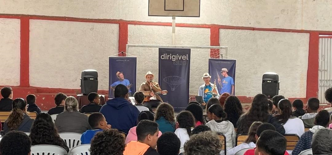 Dirigível Duo apresenta repertório musical com referências a Santos Dumont aos alunos do Cornélia em Santos Dumont